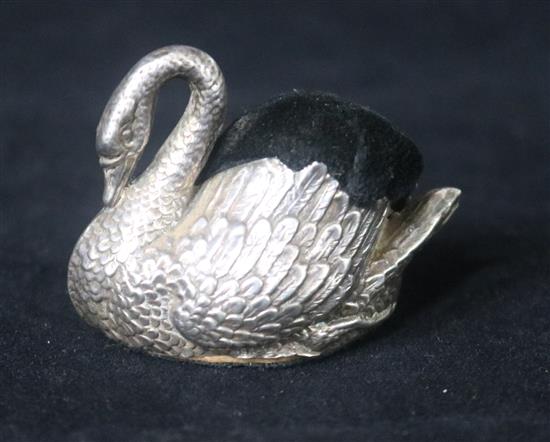 An Edwardian novelty silver mounted pin cushion, modelled as a swan, Levi & Salaman, Birmingham, 1902, 42mm.